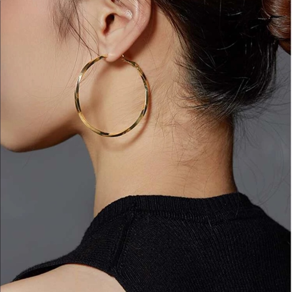¥ 18k Gold Twisted Hoop Earrings